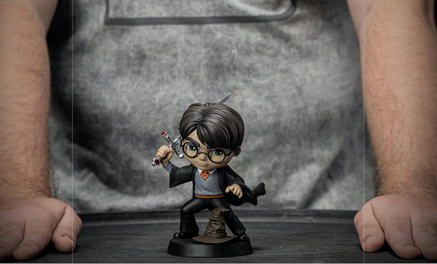 Iron Studios MiniCo Harry Potter - Harry Potter with Sword of Gryffindor Figurine - Image 2