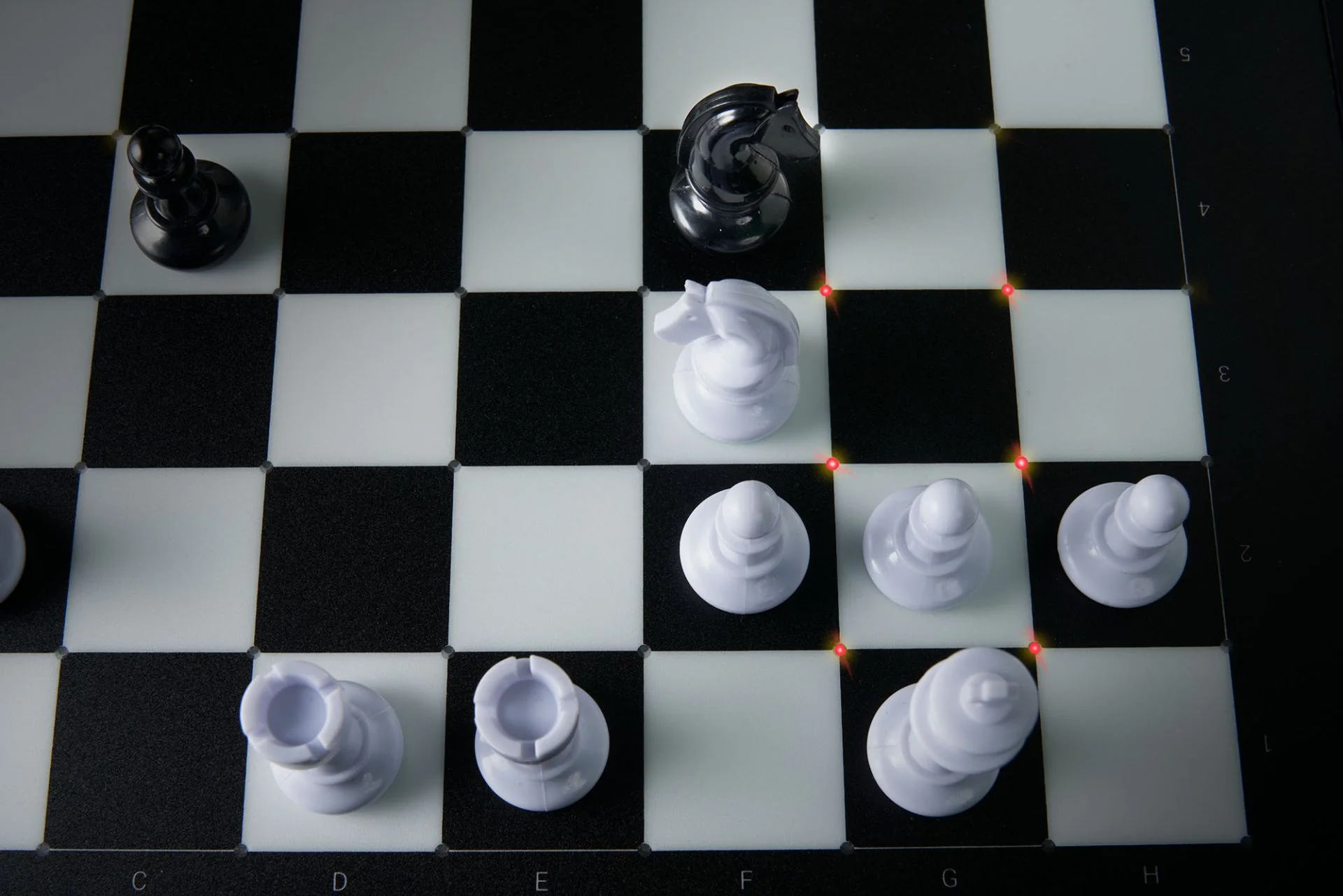 Millennium E-One Online Chessboard - Chess Computer - Image 3
