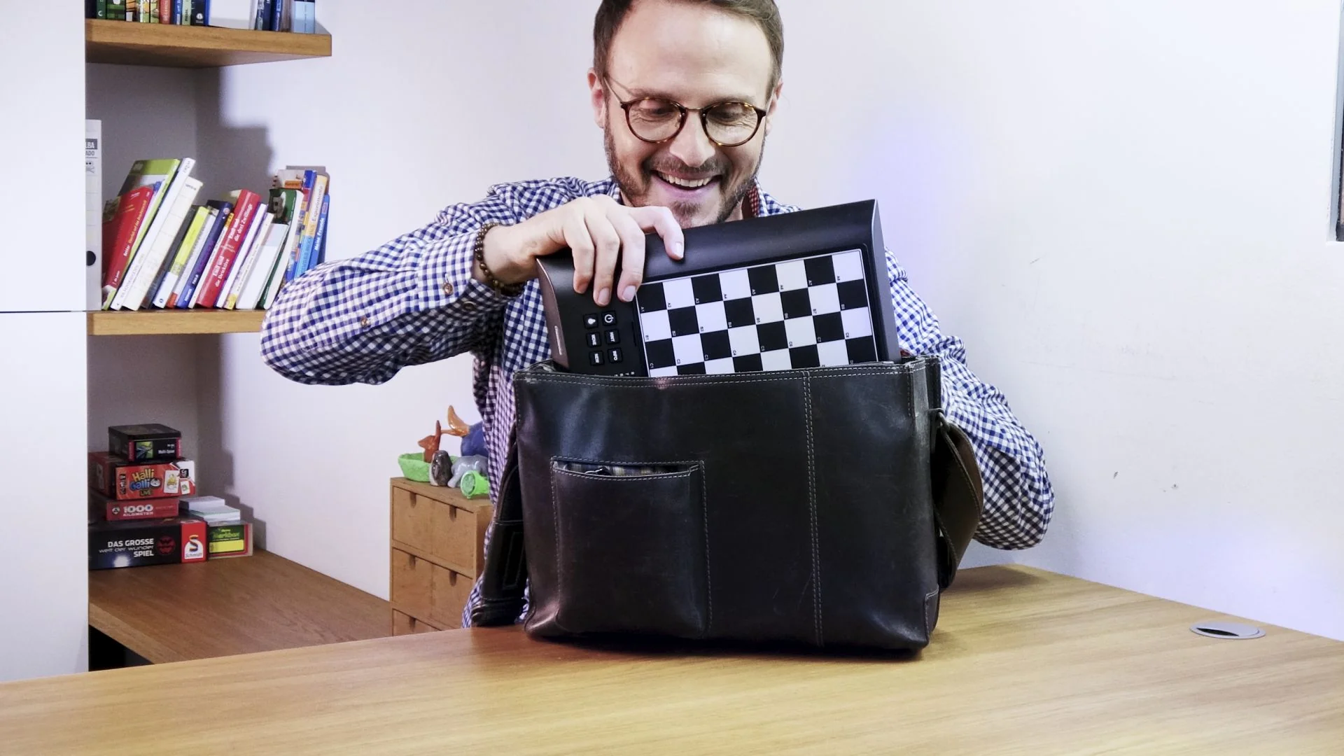 Millennium M810 ChessGenius - Chess Computer - Image 2
